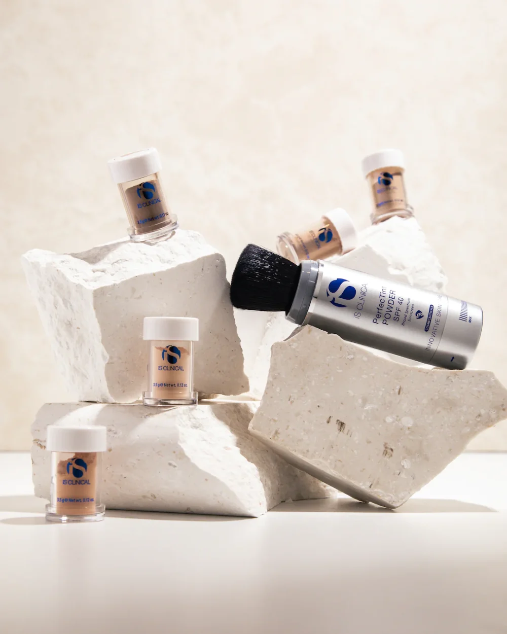 Сонцезахисна пудра SPF 40 з ультрам'якою щіточкою iS Clinical PerfecTint Powder SPF 40, 7 г (2*3,5 г