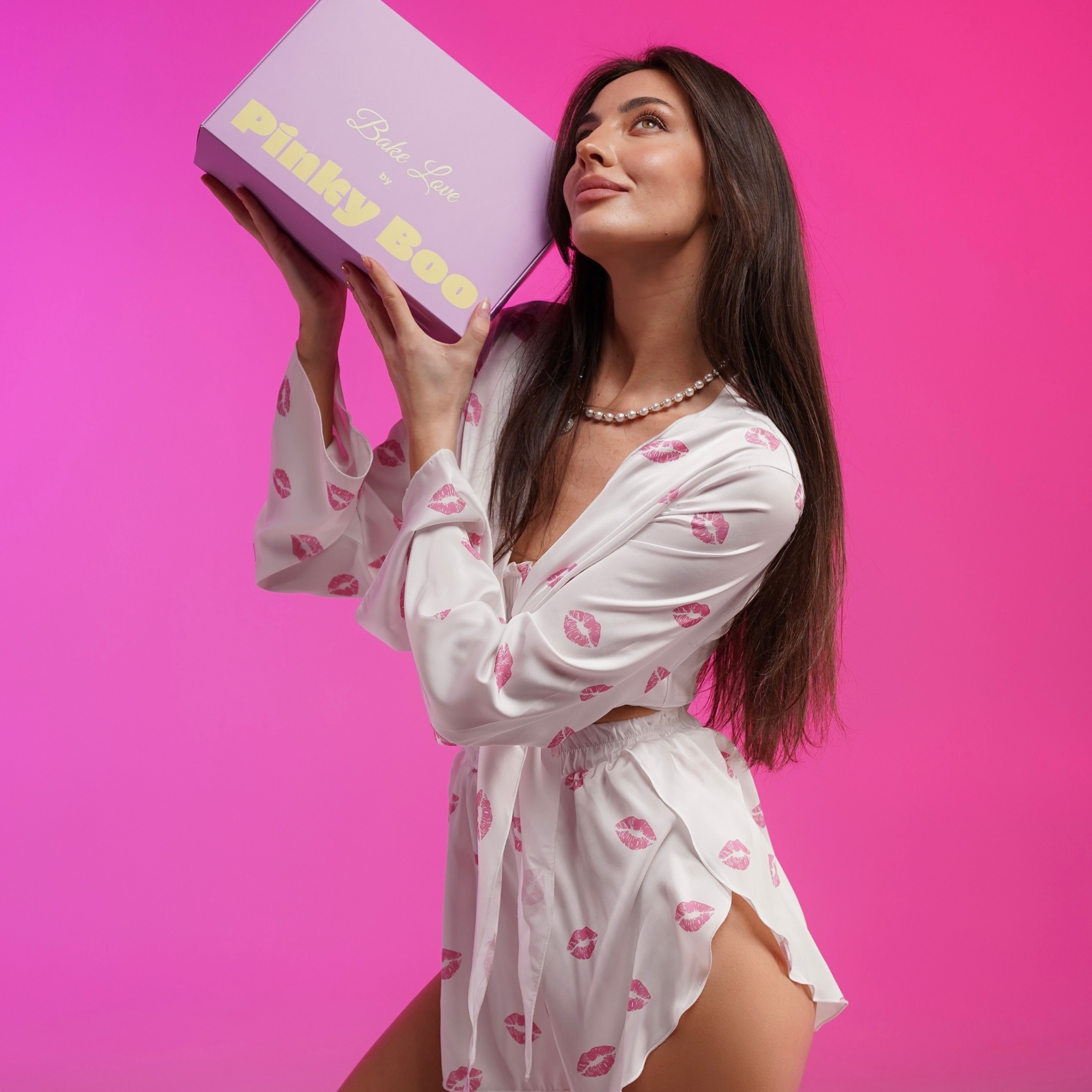 Бокс із шовковою піжамою Marshmallow білого кольору із поцілунками Bake Love by Pinky Boo