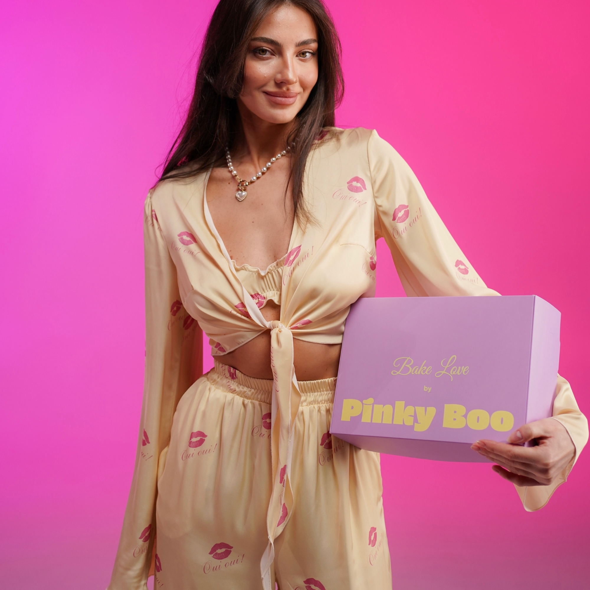 Бокс із шовковою піжамою Marshmallow жовтого кольору із поцілунками Bake Love by Pinky Boo