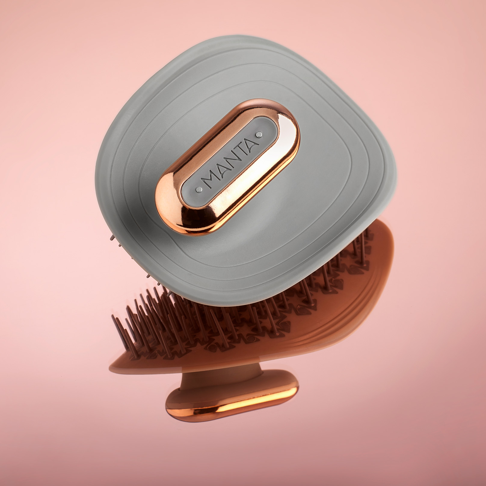 Масажна щітка для волосся сіра Manta Healthy Hair Pulse Brush with Shower Holder